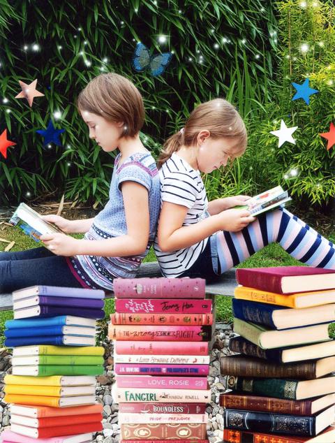 Zwei Mädchen sitzen auf einer Bank und lesen, im Vordergrund sind ein paar Bücherstapel zu sehen 