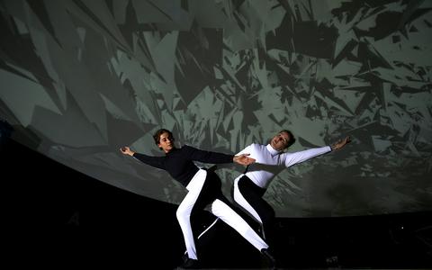 Zwei Tänzerinnen vor dunklem Hintergrund 
