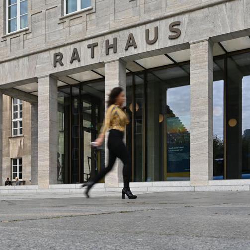 Außenaufnahme des historischen Rathauses mit Blick auf den neuen Haupteingang