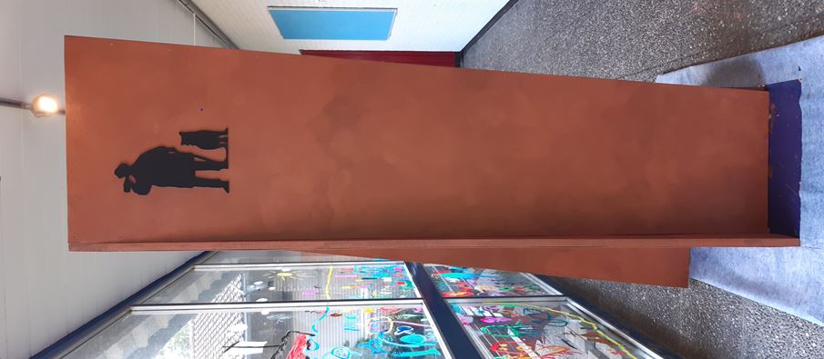 Die Statue der Kinderstadt ist ein bronzefarbenes Gebilde, auf welchem Bochumer Wahrzeichen zu sehen sind 