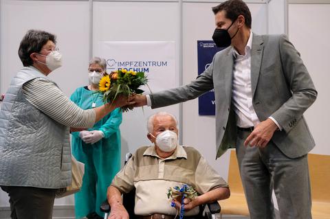 Abschluss des Impfzentrums Bochum, Verabschiedung der Helfer und letzte Impfe an Herrn Jacoby.