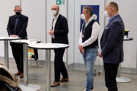 Abschluss des Impfzentrums Bochum, Verabschiedung der Helfer und letzte Impfe an Herrn Jacoby.