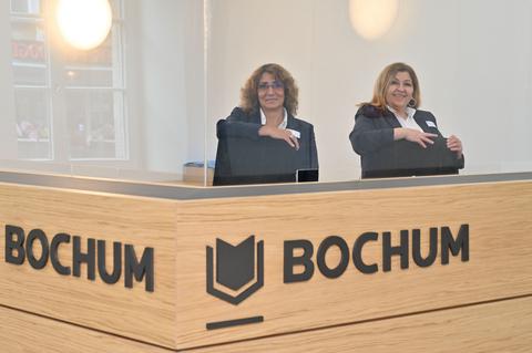 Zwei Mitarbeiterinnen am Empfang des Bürgerbüros im Rathaus in Bochum am 15.10.2021
