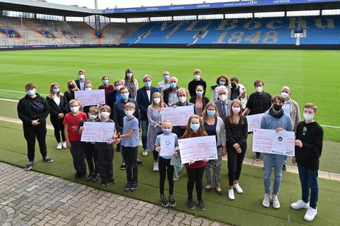 Schulklasse erhält im Ruhrstadion Auszeichnungen für die Mitwirkung an den abgeschlossenen Klimaprojekten 