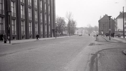 Ein Radweg im Ehrenfeld entlang der Königsallee auf Höhe des Schauspielhauses im Jahr 1955