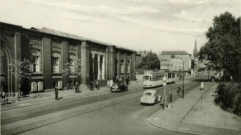 Tor 1 des Bochumer Vereins an der Alleestraße mit einem Radweg auf der rechten Seite