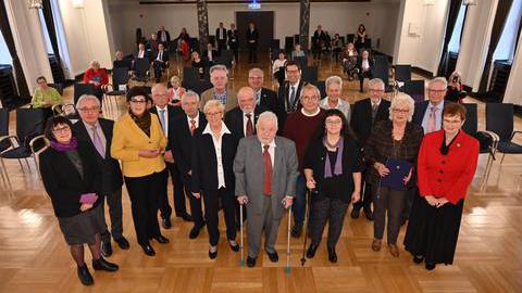 19 Persönlichkeiten aus der Bochumer Kommunalpolitik mit Ehrenring ausgezeichnet