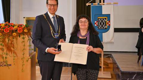 Monika Gärtner und Oberbürgermeister Thomas Eiskirch den überreichten Ehrenring und die zugehörige Verleihungsurkunde