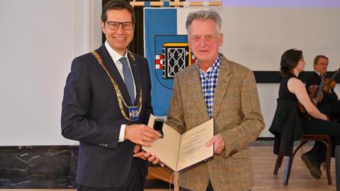 Oberbürgermeister Thomas Eiskirch und Reinhold Hundrieser mit dem Ehrenring und der Verleihungsurkunde