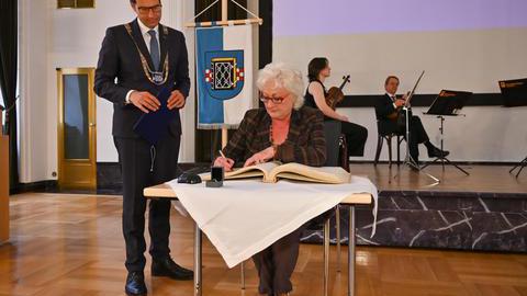 Christina Knappe trägt sich bei Ihrer Auszeichnung mit dem Ehrenring vor den Augen von Oberbürgermeister Thomas Eiskirch in das Goldene Buch der Stadt Bochum ein