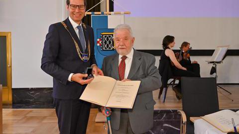 Hans-Dieter Rakowski und Oberbürgermeister Thomas Eiskirch bei der Auszeichnung mit dem Ehrenring und der Verleihungsurkunde