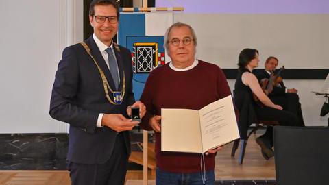 Johannes Scholz-Wittek und Oberbürgermeister Thomas Eiskirch bei der Auszeichnung mit dem Ehrenring und der Verleihungsurkunde