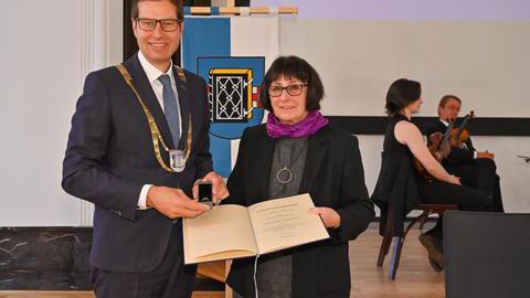 Katharina Schubert-Loy und Oberbürgermeister Thomas Eiskirch bei der Verleihung des Ehrenrings und der zugehörigen Urkunde