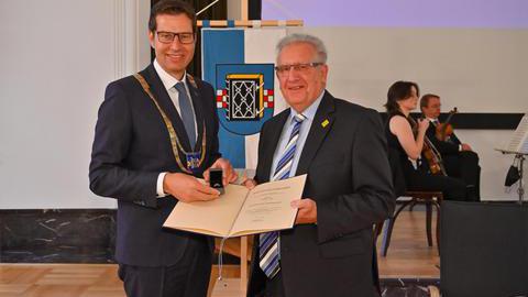 Günter Sieg und Oberbürgermeister Thomas Eiskirch bei der Verleihung mit dem Ehrenring und der zugehörigen Urkunde