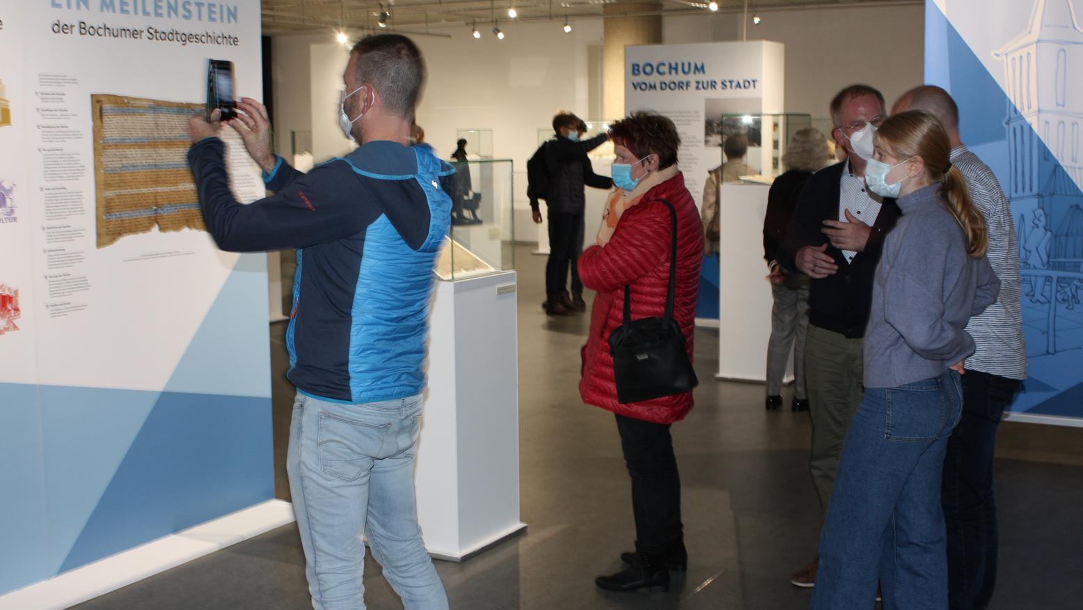 Besucher in der Ausstellung
