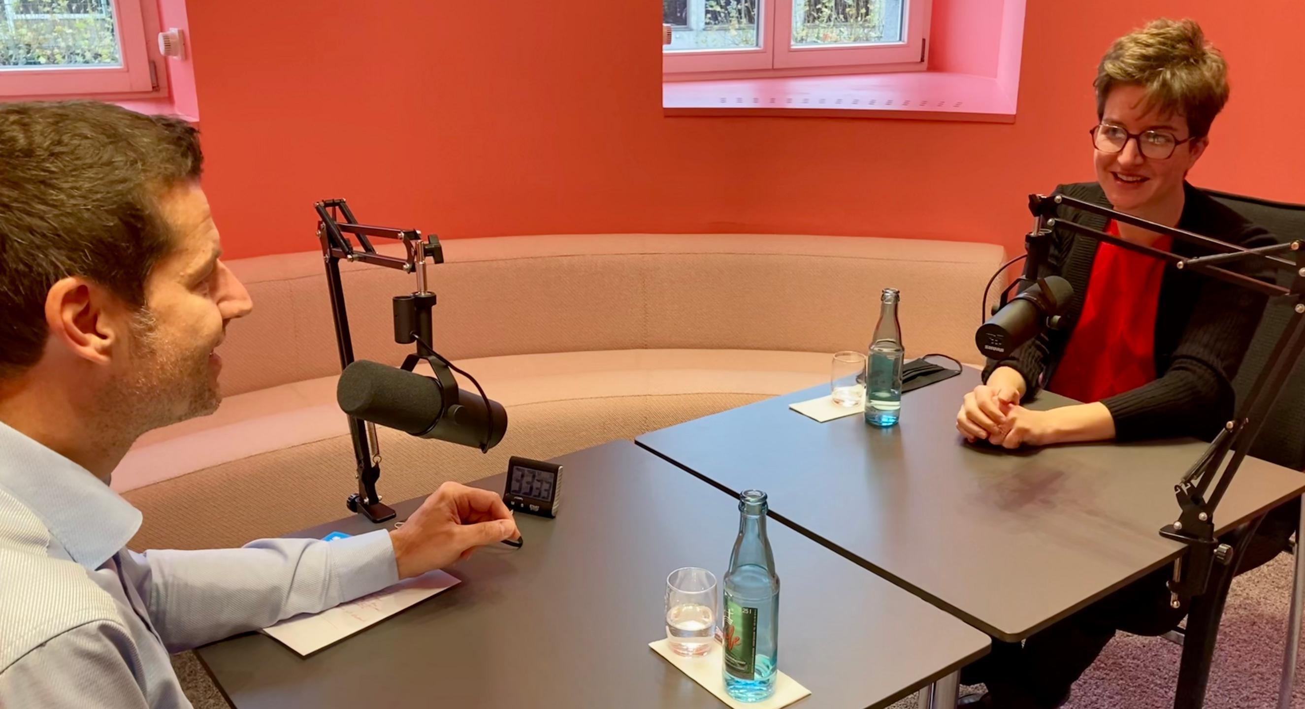 Der Oberbürgermeister und Noor Mertens bei der Aufnahme des Podcasts.