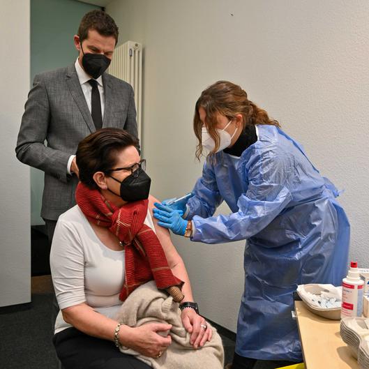 Coronaschutz-Impfung einer Dame in der Impfstelle