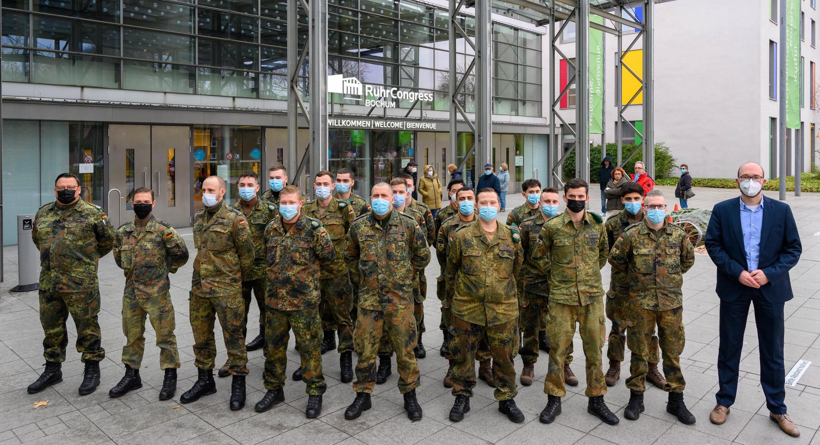 Stadtdirektor Sebastian Kopietz begrüßte heute, 25. November, im Impfzentrum im RuhrCongress 18 Soldaten der Bundeswehr des Panzergrenadier-Batallions 212 aus Augustdorf.