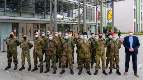 Stadtdirektor Sebastian Kopietz begrüßte heute, 25. November, im Impfzentrum im RuhrCongress 18 Soldaten der Bundeswehr des Panzergrenadier-Batallions 212 aus Augustdorf.