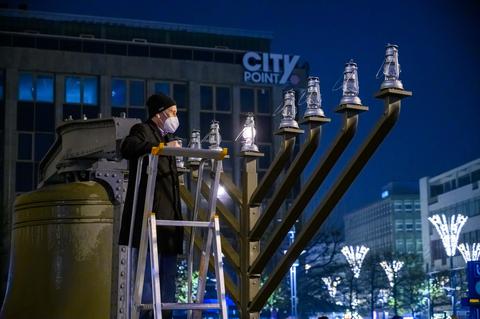 Zum Beginn des achttägigen Lichterfestes – Chanukka – haben die Jüdische Gemeinde Bochum, Herne, Hattingen und Oberbürgermeister Thomas Eiskirch am ersten Advent (28. November) auf dem Rathausplatz die ersten beiden Kerzen entzündet.