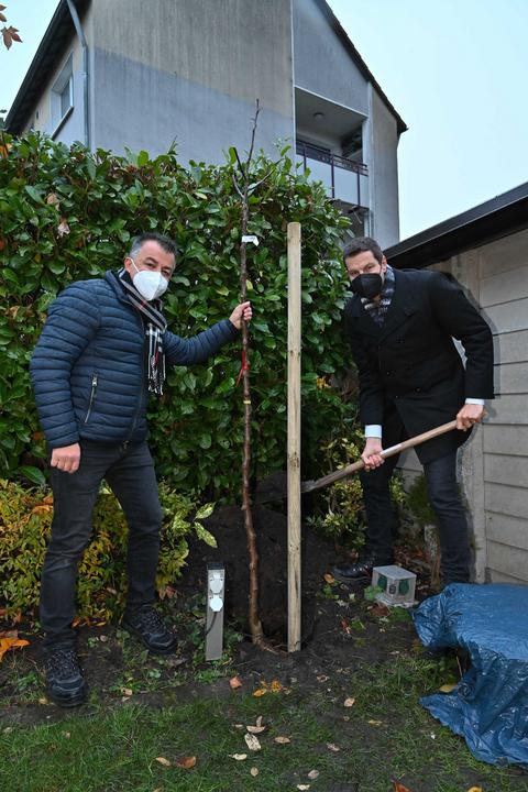 Oberbürgermeister Thomas Eiskirch pflanzt einen Baum mit Mete Köksen