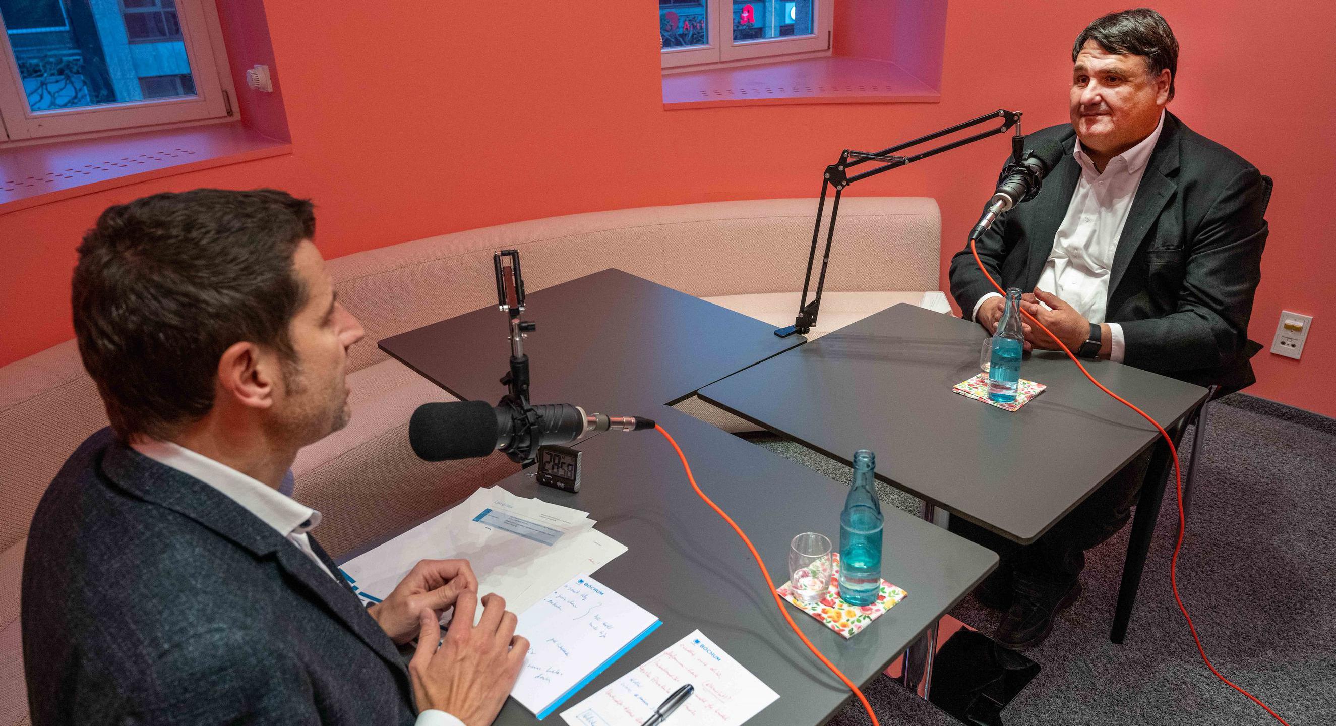 Der Oberbürgermeister und Martin Paul bei der Aufnahme des Podcasts.