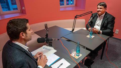 Der Oberbürgermeister und Martin Paul bei der Aufnahme des Podcasts.