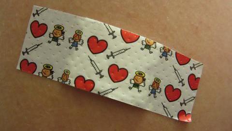 Kinderpflaster auf einem Arm