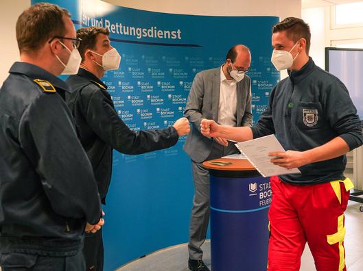 Ein glücklicher Absolvent erhält seine Urkunde