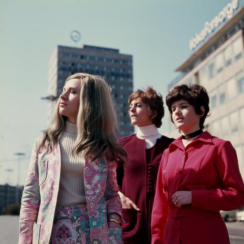 Drei Frauen in den siebziger Jahren vor dem Europahaus in Bochum