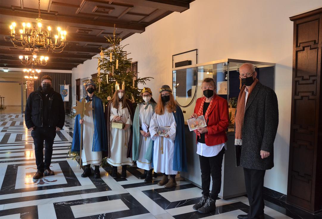 Das Bild zeigt auf dem Repräsentationsflur von links nach rechts: Kilian Kowol (BDKJ), Robin Semmler, Katharina Hachmann, Caroline Achji, Johanna Mense, Bürgermeisterin Gabriela Schäfer, Probst Michael Ludwig
