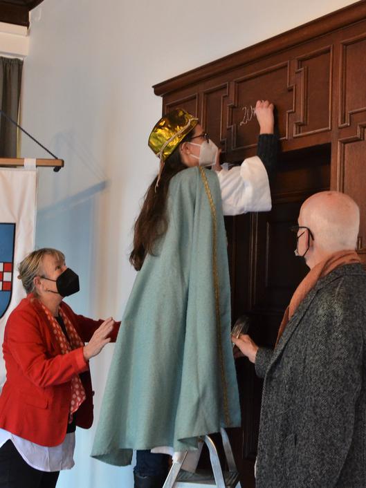 Sternsinger bringen den Schriftzug an