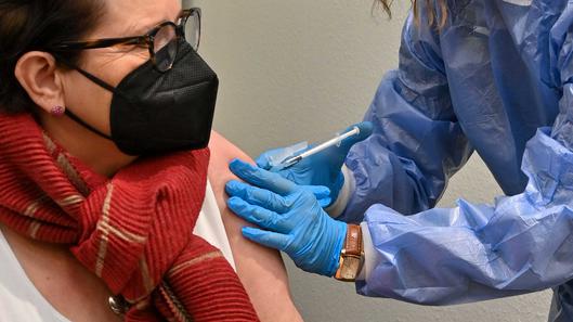 Eine erwachsene Frau wird geimpft