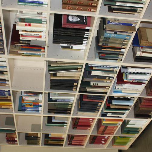 Ein Regal mit Büchern