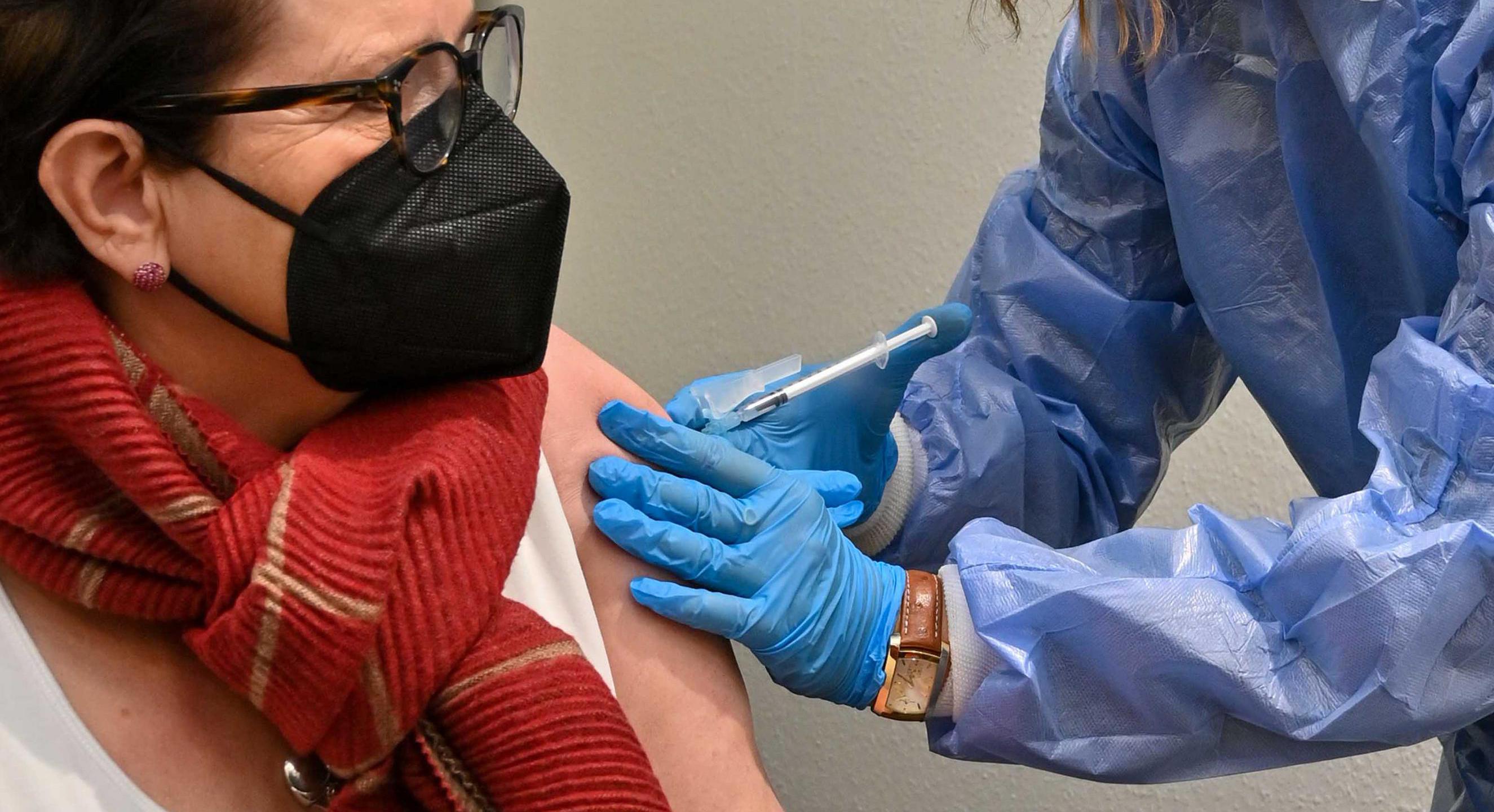 Symbolbild: Eine Frau erhält eine Impfung