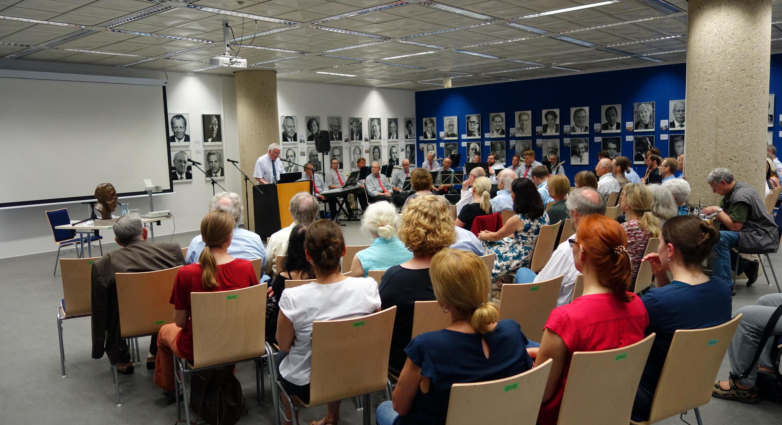 Bestuhltes Publikum bei einem Vortrag