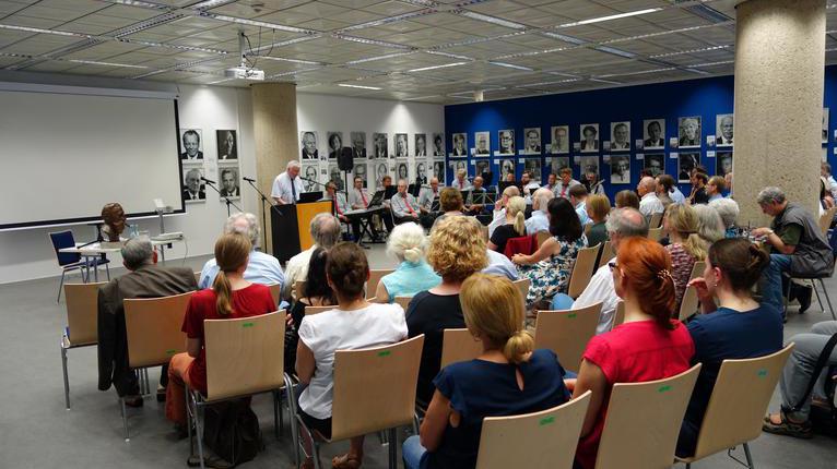 Bestuhltes Publikum bei einem Vortrag