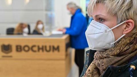 Eine Frau mit FFP2-Maske im Rathaus in Bochum.