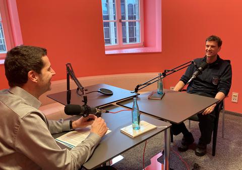 Der Oberbürgermeister und Simon Heußen bei der Aufnahme des Podcasts.
