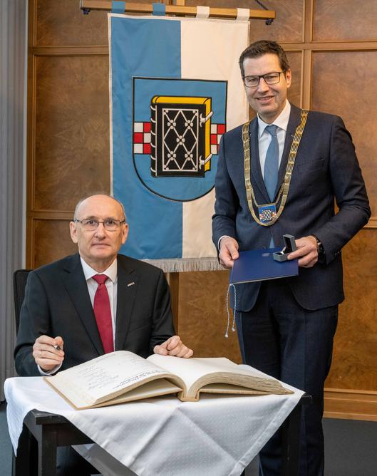 Grigory Rabinovich mit dem Goldenen Buch der Stadt