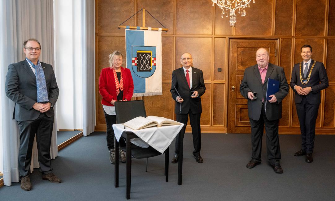 Von links nach rechts Bürgermeister Dr. Sascha Dewender, Bürgermeisterin Gaby Schäfer, Grigory Rabinovich, Friedhelm Lueg und Oberbürgermeister Thomas Eiskirch