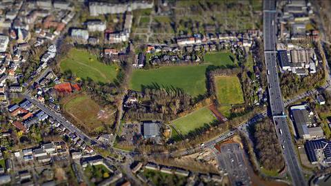 Unten im Bild ist die Berliner Straße, oben die Straße An der Papenburg zu erkennen. Links verläuft von oben nach unten die BAB 40. Das Plangebiet in der Mitte besteht aus landwirtschaftlich genutzten Grünflächen und Sportplätzen.