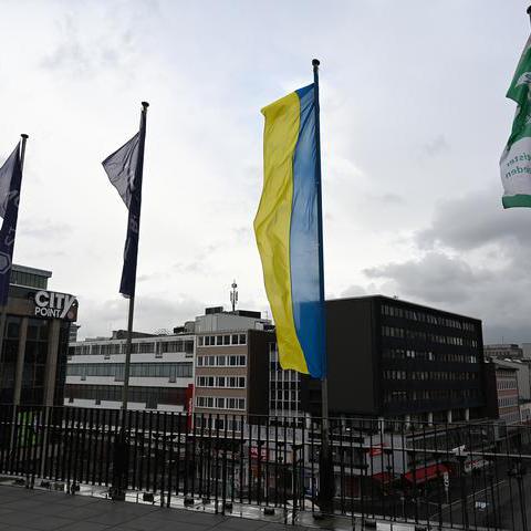 Ukrainische Flagge vor Bochumer Rathaus