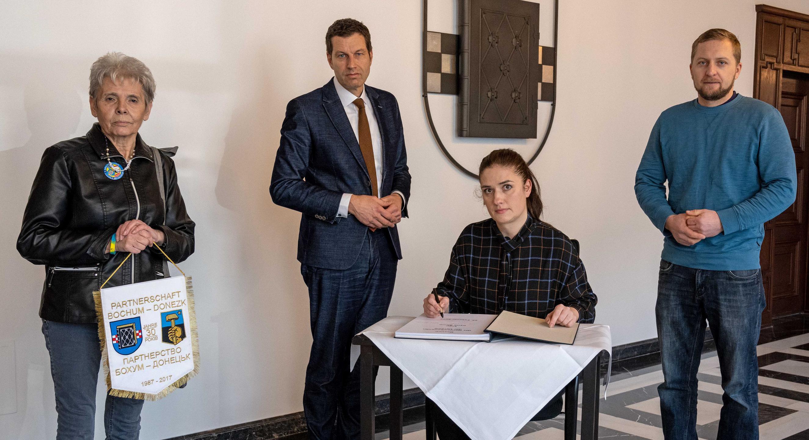 von links nach rechts: Die ukrainische Generalkonsulin Iryna Shum, Oberbürgermeister Thomas Eiskirch sowie Monika Grawe und Ivan Stuckert von der Gesellschaft Bochum-Donezk.