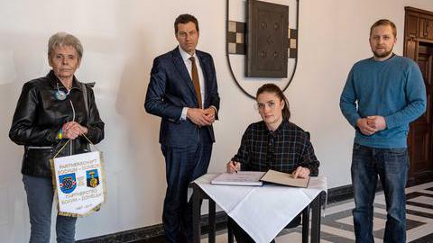 von links nach rechts: Die ukrainische Generalkonsulin Iryna Shum, Oberbürgermeister Thomas Eiskirch sowie Monika Grawe und Ivan Stuckert von der Gesellschaft Bochum-Donezk. 