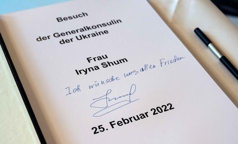 Eintrag von Generalskonsulin Shum im Gästebuch der Stadt Bochum