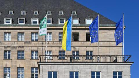 Fahnen auf dem Rathaus Balkon