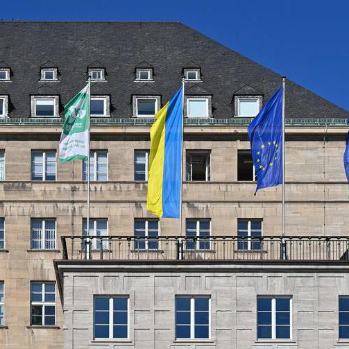 Fahnen auf dem Rathaus Balkon