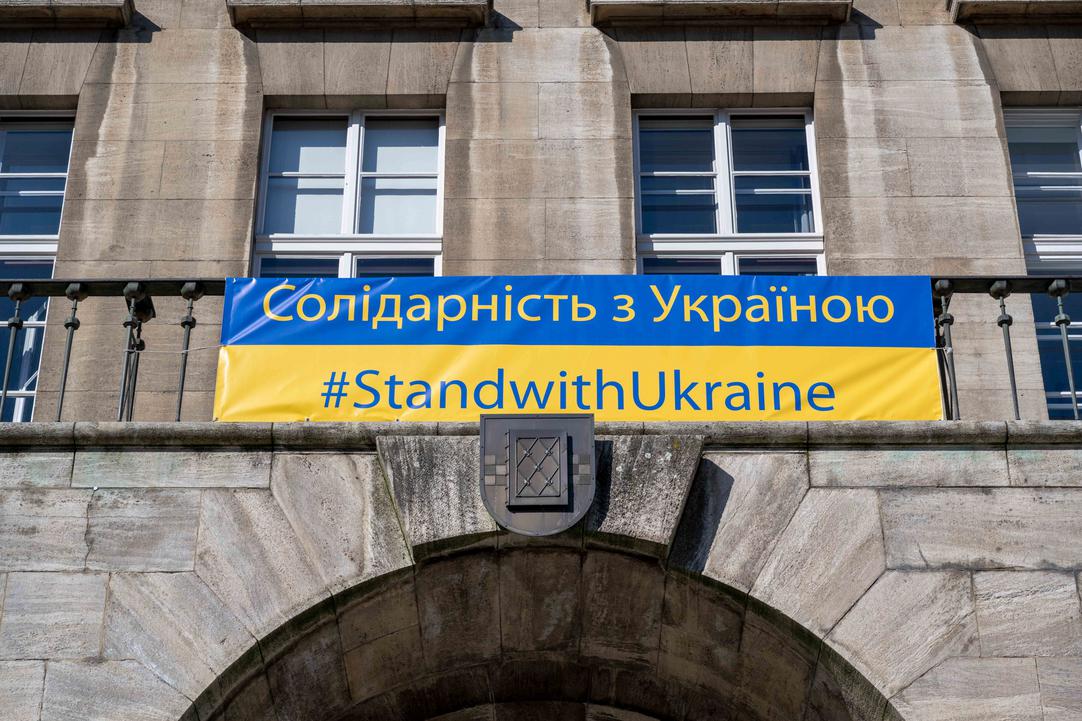 Bild des Banners #StandwithUkraine am Bochumer Rathaus
