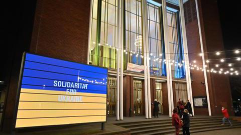 Solidaritätsbekundung vor dem Schauspielhaus Bochum